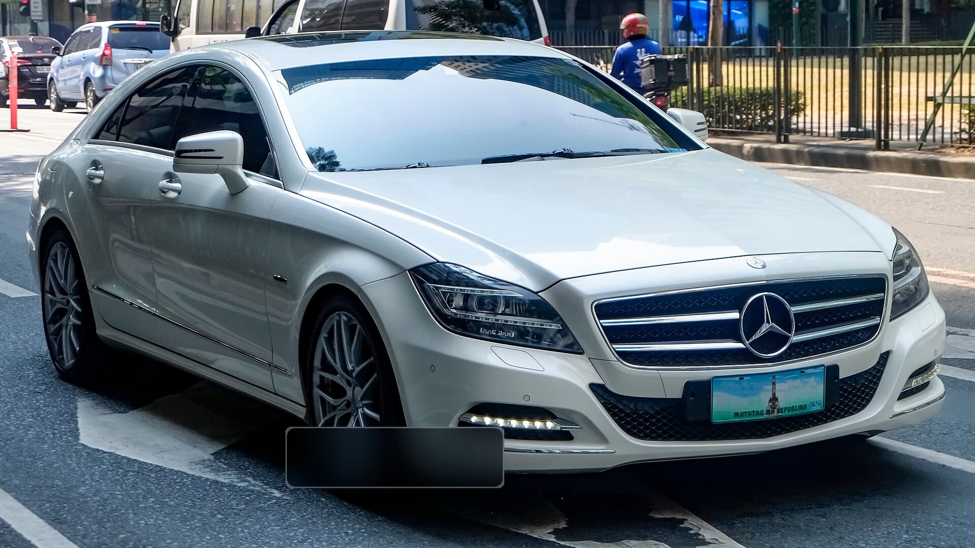 Mercedes-Benz CLS C218 u biserno beloj boji, prednji deo