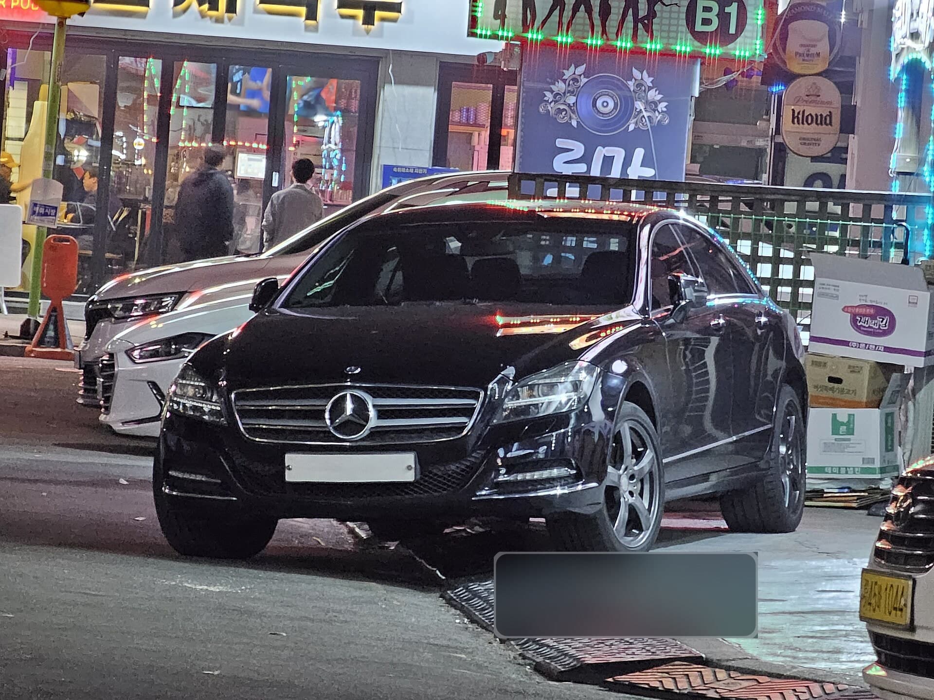 Mercedes-Benz CLS C218 u crnoj boji, prednji deo