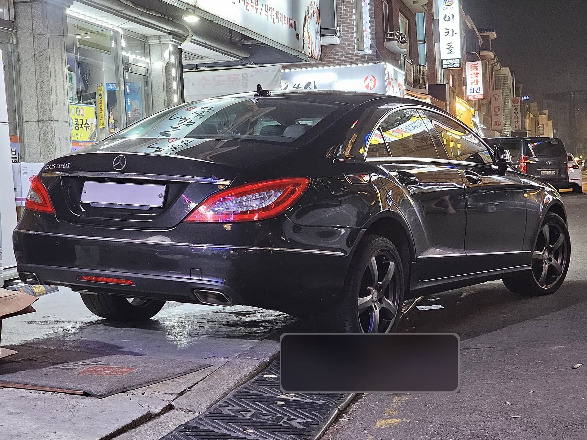 Mercedes-Benz CLS C218 u crnoj boji, zadnji 3/4